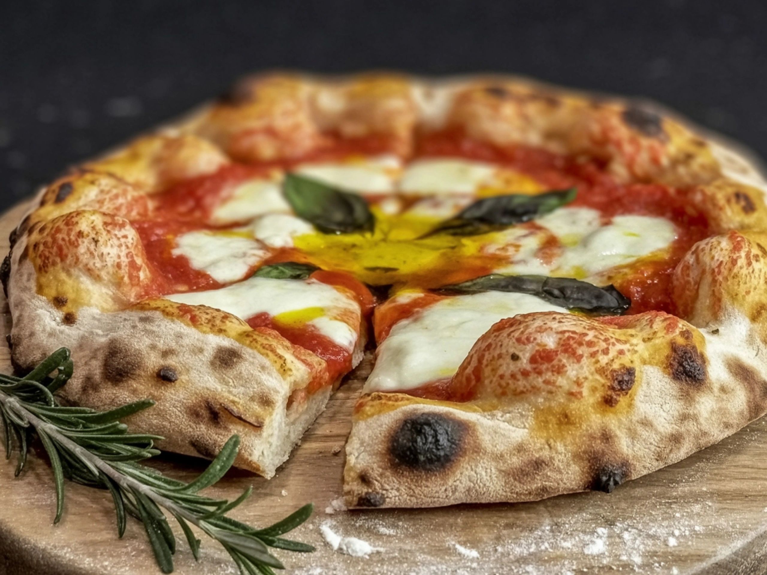 Pizza artisanale avec verre de vin